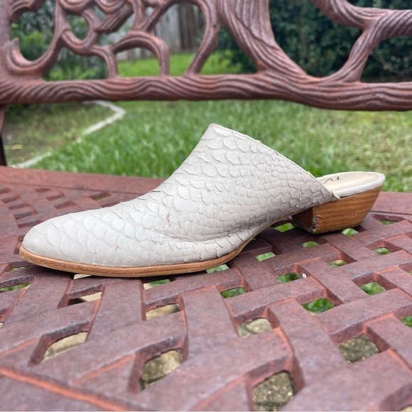 💋MATISSE Clover Taupe Leather Croc Skin Slip On Stacked Wood Heel Mules - Picture 2 of 16